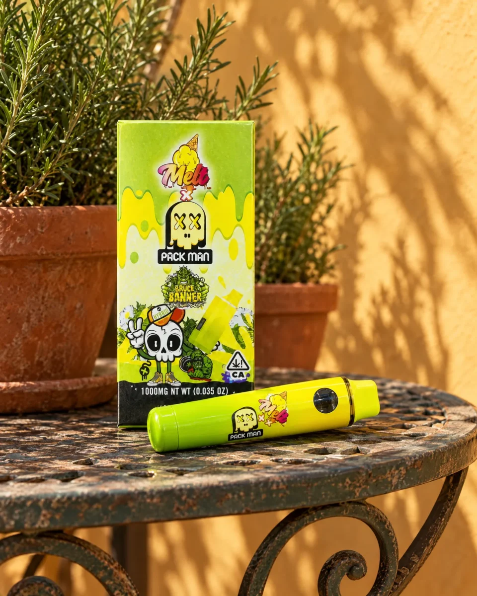 Bruce Banner di Pack Man, confezione e dispositivo su un tavolino da balcone