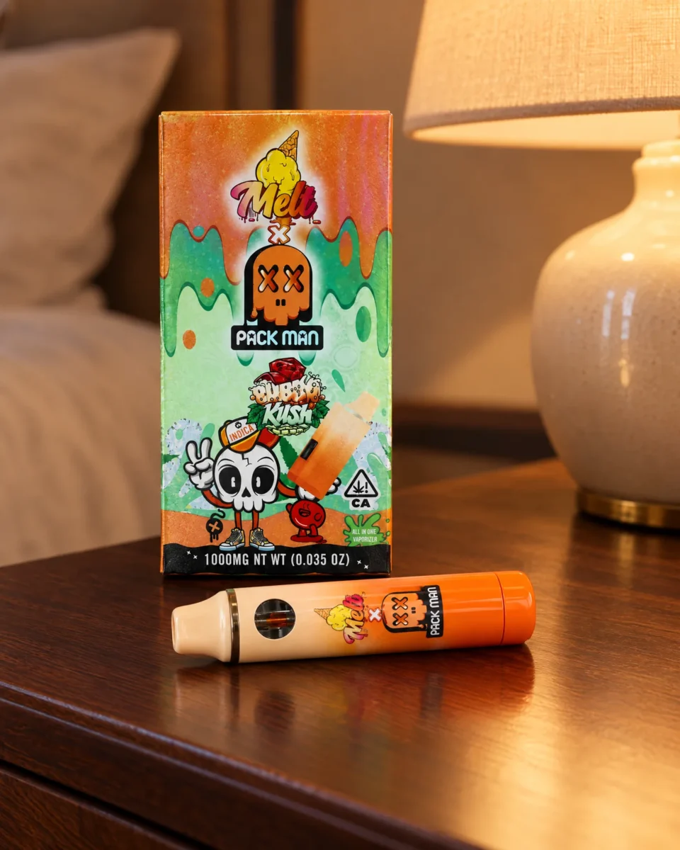 Bubba Kush di Pack Man, confezione e dispositivo su un comodino in noce