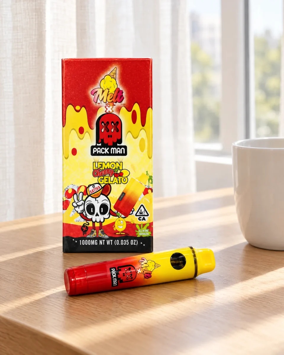 Lemon Cherry Gelato di Pack Man, confezione e dispositivo su una scrivania in rovere