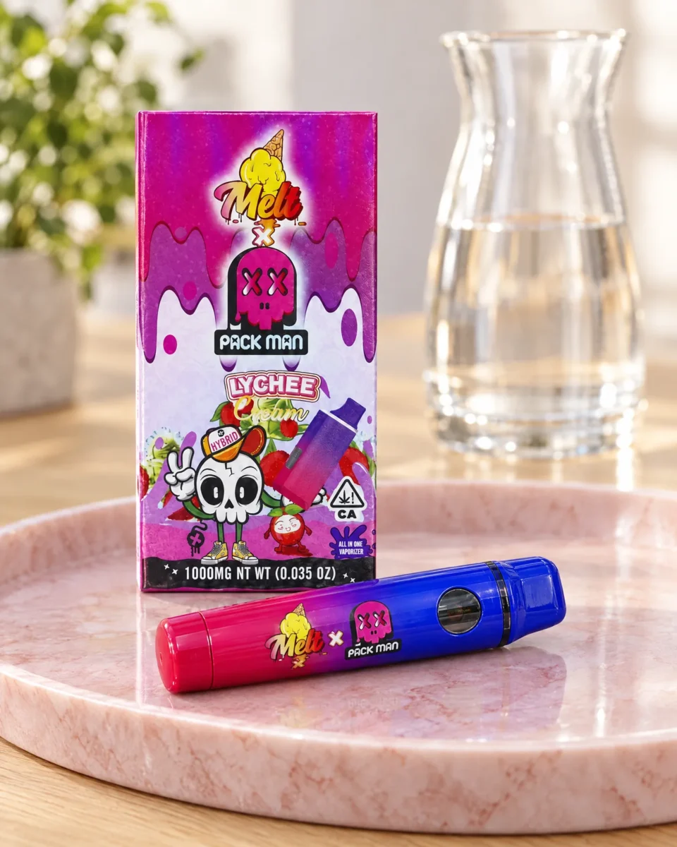 Lychee di Pack Man, confezione e dispositivo su un vassoio in marmo rosa