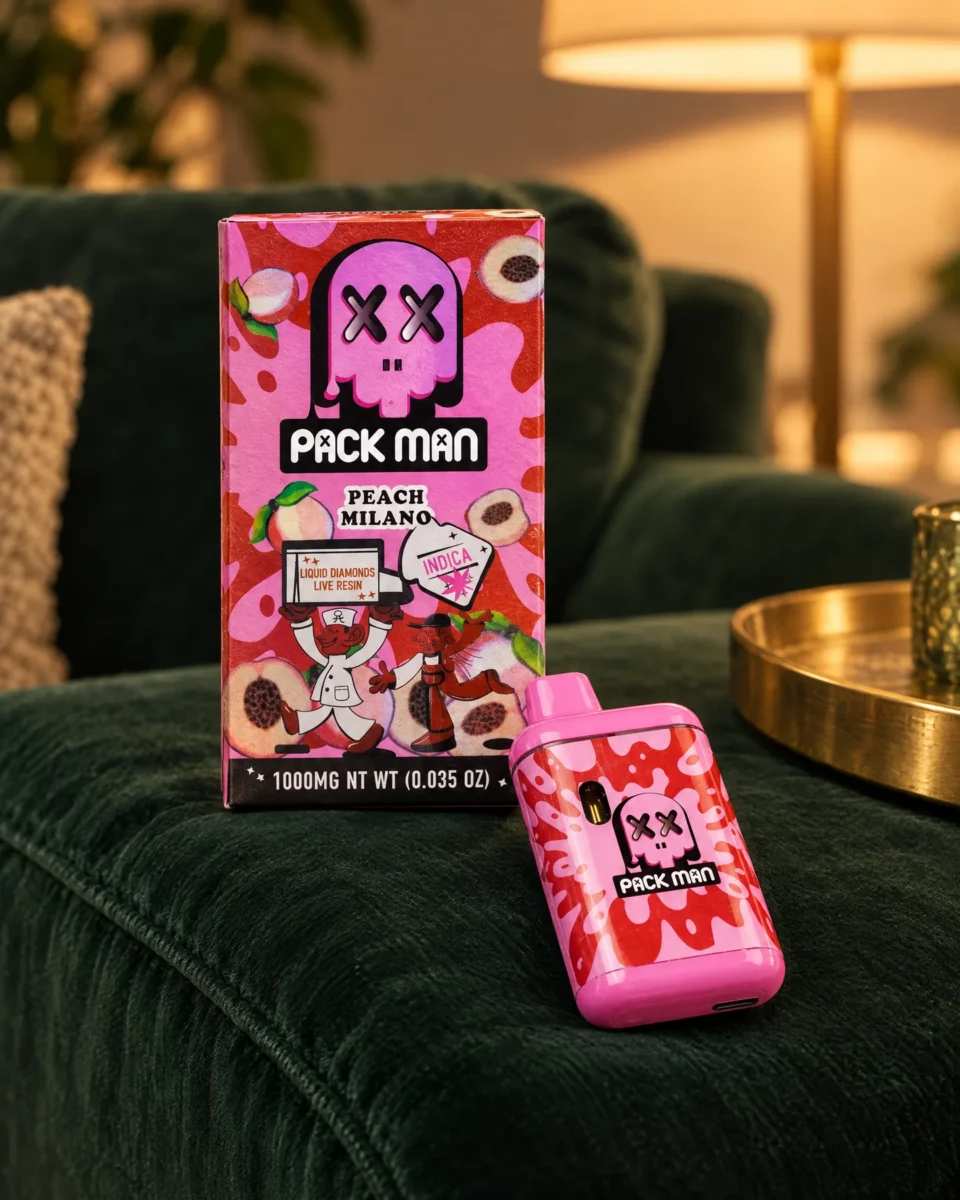 Peach Milano di Pack Man, confezione e dispositivo sul bracciolo di un divano in velluto