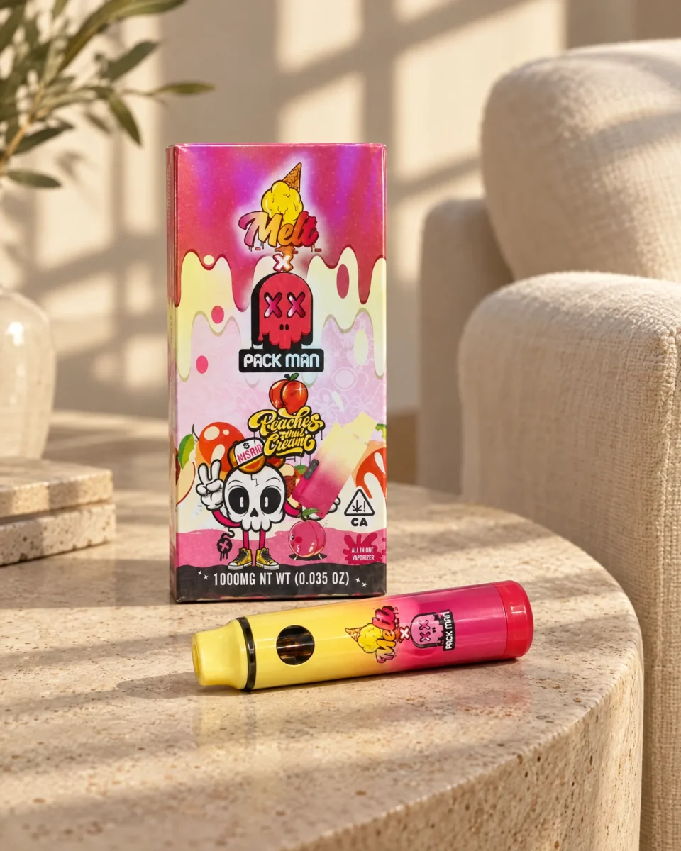 Peaches and Cream di Pack Man, confezione e dispositivo su un tavolino in travertino