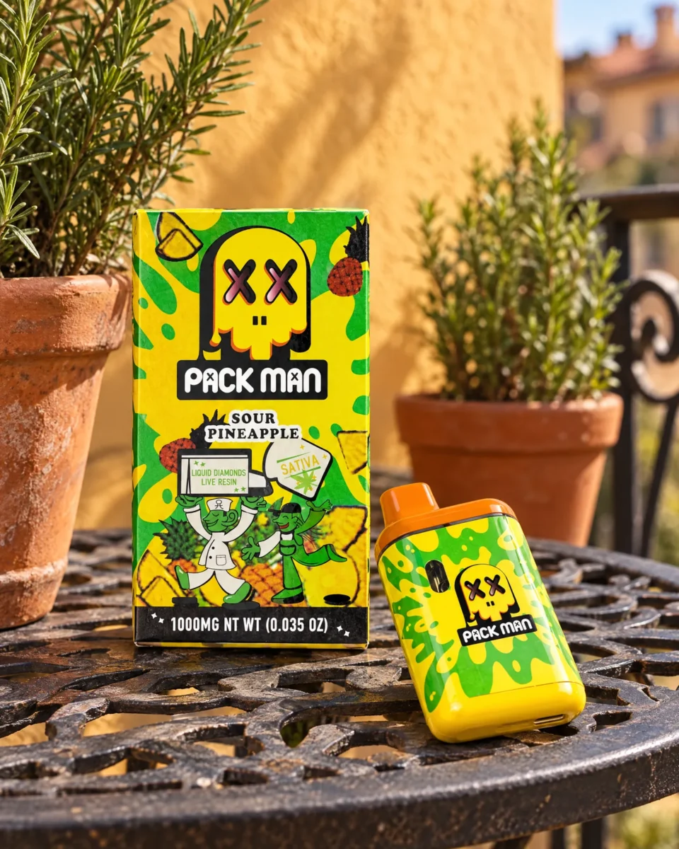 Sour Pineapple di Pack Man, confezione e dispositivo su un tavolino da balcone
