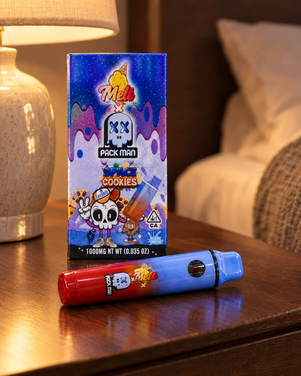 Space Cookies di Pack Man, confezione e dispositivo su un comodino in noce