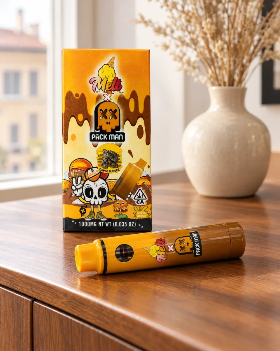 Triple Burger di Pack Man, confezione e dispositivo su una credenza in noce